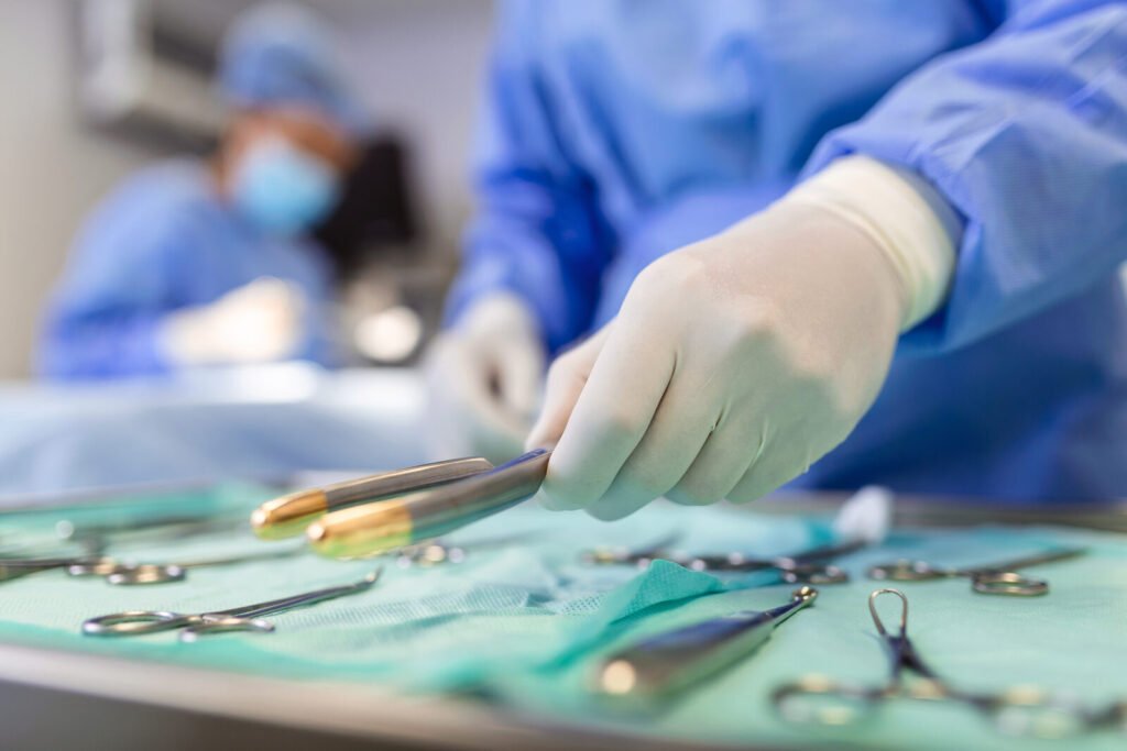 Scrub nurse passing surgical instruments in an operating theatre